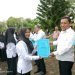 Ida Triratnasari saat menerima SK PPPK oleh Sekda Sapril (Dok .Hadisu)