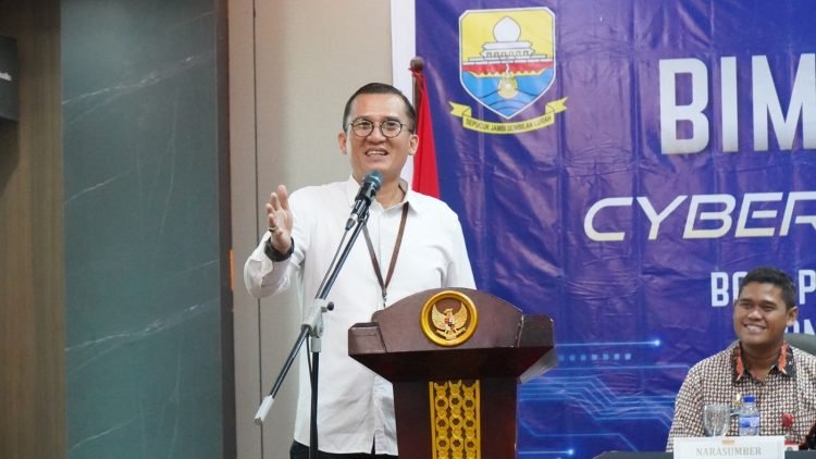 Ariansyah saat sembuka Bimbingan Teknis Cybersecurity Drilltest, Bagi Pengelola IT Pada Pemerintah Provinsi Jambi dan Kabupaten/Kota Se-Provinsi Jambi, di Shang Ratu Hotel, Rabu (28/02/2024). (Foto : Erict - Kominfo)