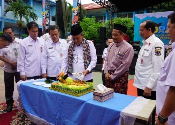 Wagub Abdullah Sani saat menghadiri 46 tahun berdirinya SMAN 3 di Lapangan Upacara SMA Negeri 3 Kota Jambi, Rabu, (28/02/2024). (Foto: Novriansah - Kominfo)
