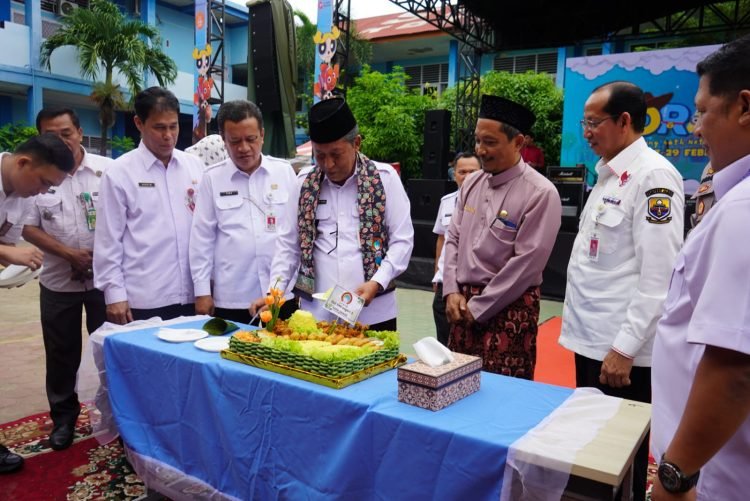 Wagub Abdullah Sani saat menghadiri 46 tahun berdirinya SMAN 3 di Lapangan Upacara SMA Negeri 3 Kota Jambi, Rabu, (28/02/2024). (Foto: Novriansah - Kominfo)