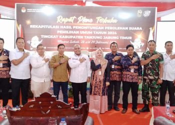 Poto bersama usai menggelar Rapat Pleno terbuka l rekapitulasi hasil penghitungan perolehan suara Pemilu tahun 2024 di gedung logistik KPU, Rabu (28/02/2024). (Dok Misbah)