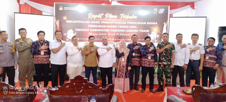 Poto bersama usai menggelar Rapat Pleno terbuka l rekapitulasi hasil penghitungan perolehan suara Pemilu tahun 2024 di gedung logistik KPU, Rabu (28/02/2024). (Dok Misbah)