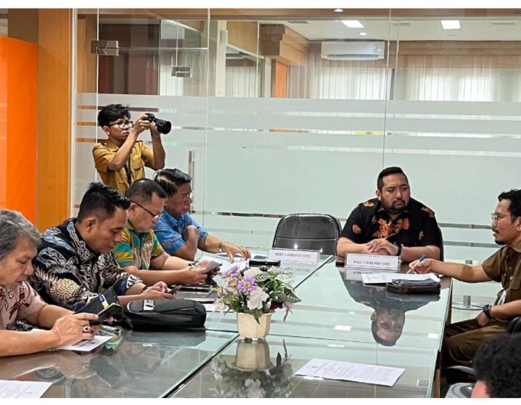 Wakil Ketua dan Anggota DPRD Provinsi Jambi melakukan studi banding ke Badan Perencanaan Pembangunan Daerah (Bappeda) Provinsi Kalimantan Selatan, , Selasa (19/03/2024). (Dok. Humas)