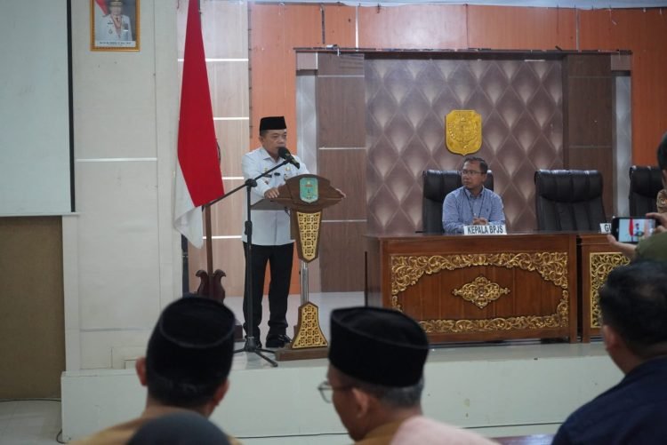 Al Haris pada acara peyerahan Piagam dan Bantuan Pensiunan ASN Guru di Aula Kantor Bupati Merangin, Selasa (19/03/2024) (Foto: Novriansah - Kominfo)