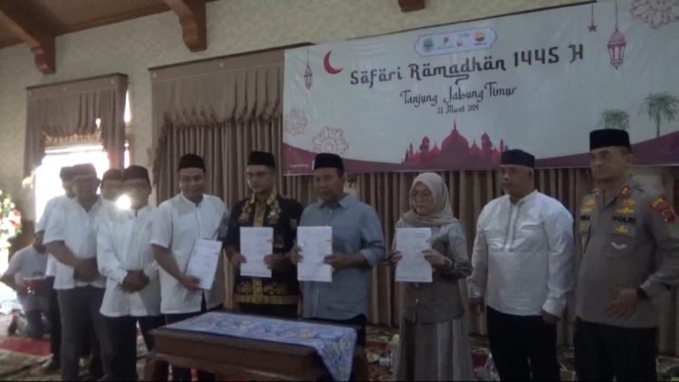 Penandatanganan Perjanjian Swakelola dalam Pembangunan Jalan Rigid Beton Mendahara - Geragai di rumah dinas bupati, Kamis (21/3). (Dok. Almira)