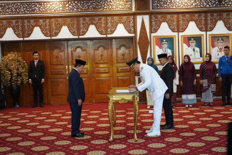 Gubernur Al Haris saat Lantik Pj Bupati Tebo di Ruang Auditorium Rumah Dinas Gubernur Jambi, Senin (01/04/2024). (Foto: Novriansah - Kominfo)