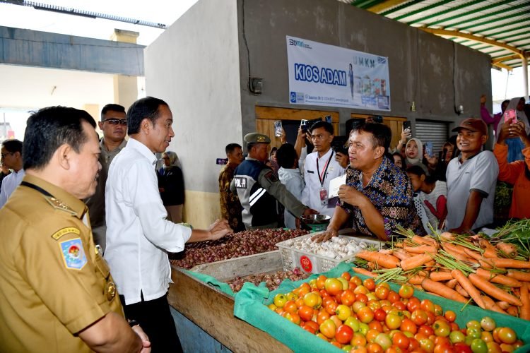 Presiden Jokowi Pantau Stok dan Harga Bahan Pokok di Pasar Rakyat Merangin, Rabu (03/04/2024). (Dok. Kominfo)