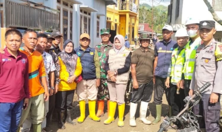 Poto bersama Tim Satgas Tanggap Darurat Kerinci Turun Langsung Mengecek Lokasi Banjir Bandang Kamis 25 April 2024. (Dok. Mul)