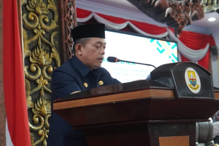 Gubernur saat menghadiri Rapat Paripurna di Ruang Rapat Paripurna DPRD Provinsi Jambi, Kamis (25/04/2024). (Foto: Erict - Kominfo)