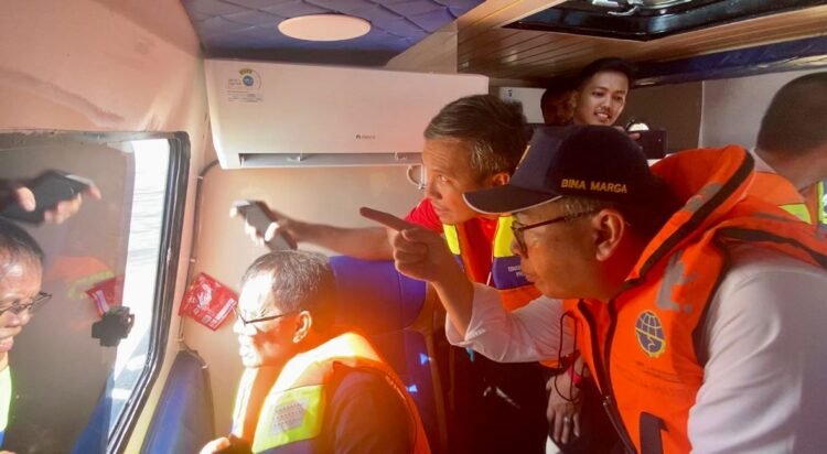 Ketua DPRD Jambi saat Tinjau Kerusakan Tiang Jembatan Aurduri 1 menggunakan speed boat Sabtu (18/5). (dok.Haidan - Hu!mas)