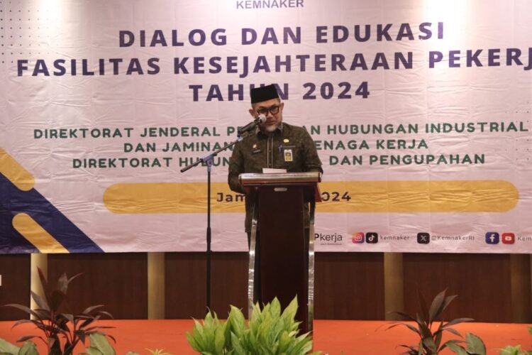 Sekda saat membuka Dialog dan Edukasi Fasilitas Kesejahteraan Pekerja dan Pelayanan Keluarga Berencana di Tempat Bekerja di Hotel BW Luxury Jambi, Kamis (02/05/2024) (Foto: Agus - Kominfo)