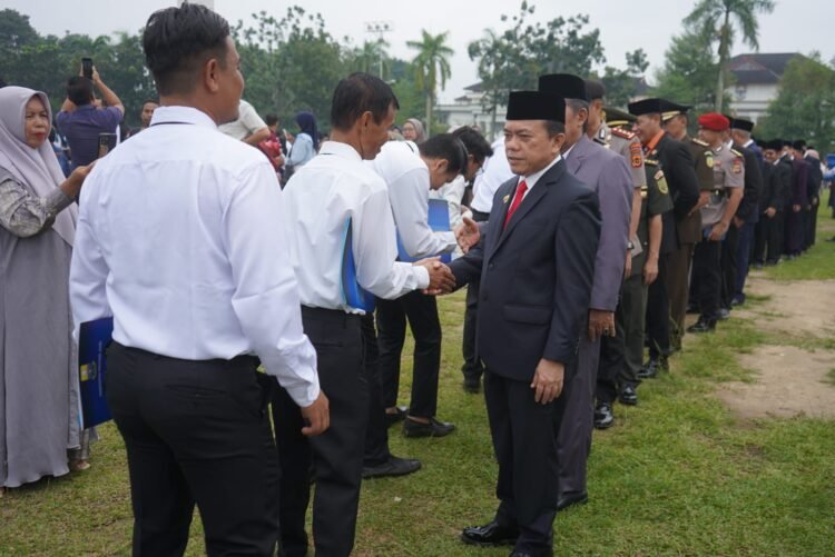 Al Haris Serahkan SK 1.860 PPPK Pemprov Jambi Formasi 2023 di Lapangan Depan Kantor Gubernur Jambi, Selasa (07/05/2024) (Foto: Novriansah - Kominfo)