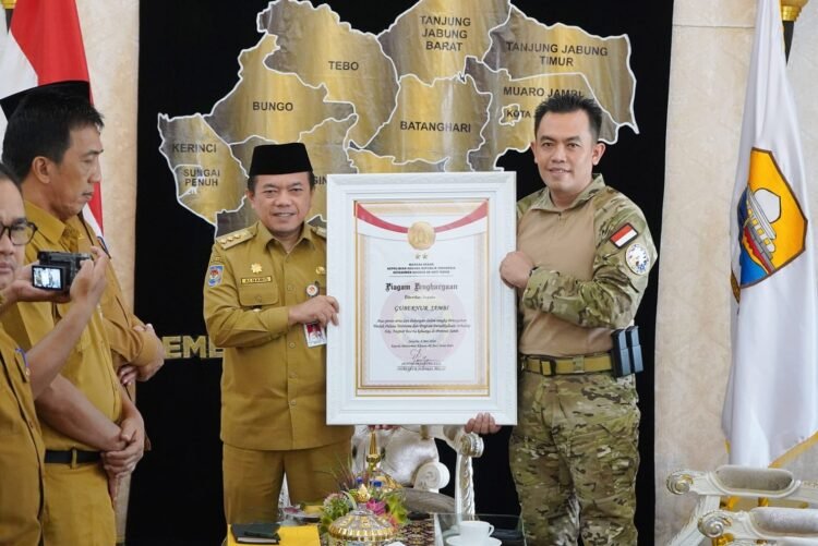Al Haris Terima Penghargaan dari Densus 88 di Rumah Dinas Gubernur Jambi, Senin (13/05/2024)m (Foto: Erict - Kominfo)