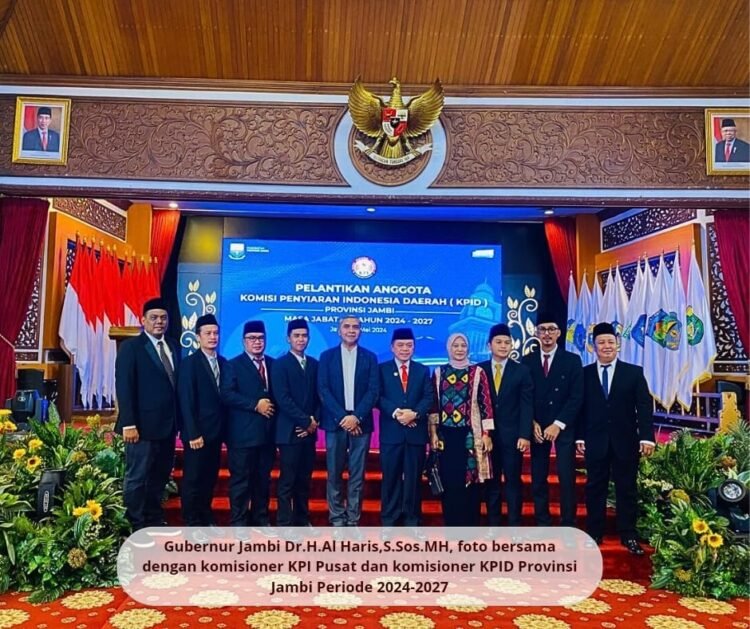 Poto bersama usai menyelenggarakan Rapat Pleno di Kantor Sekretariat KPID Provinsi Jambi, Senin (20/05/2024). (Dok KPID)