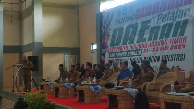 Wakil Bupati Tanjabtim saaat membuka Festival Olahraga Pelajar 2024 di Gedung Olahraga Tanjabtim, Selasa (21/05/2024). (Dok. Yudha)