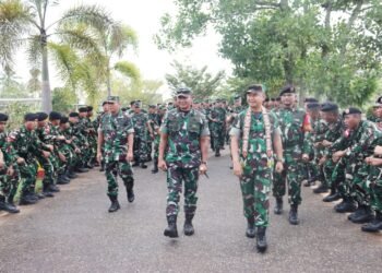 Kasum TNI Bersama Pangdam Tanjungpura Periksa Kesiapan Akhir Satgas Yonkav 12/BC di Makoyonkav 12/BC.Selasa (21/5/2024). (Dok Pendam XII/Tpr)