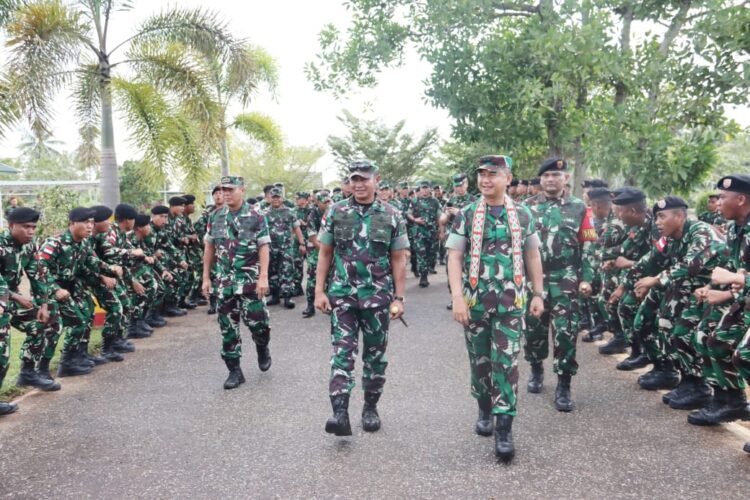 Kasum TNI Bersama Pangdam Tanjungpura Periksa Kesiapan Akhir Satgas Yonkav 12/BC di Makoyonkav 12/BC.Selasa (21/5/2024). (Dok Pendam XII/Tpr)