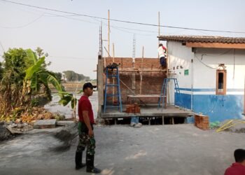 Satgas TMMD Ke 120 Kodim 0726/Sukoharjo Bangun Poskamling di lokasi Desa Wirun, Kecamatan Mojolaban Rabu (22/05/2024) (Dok. Agus)