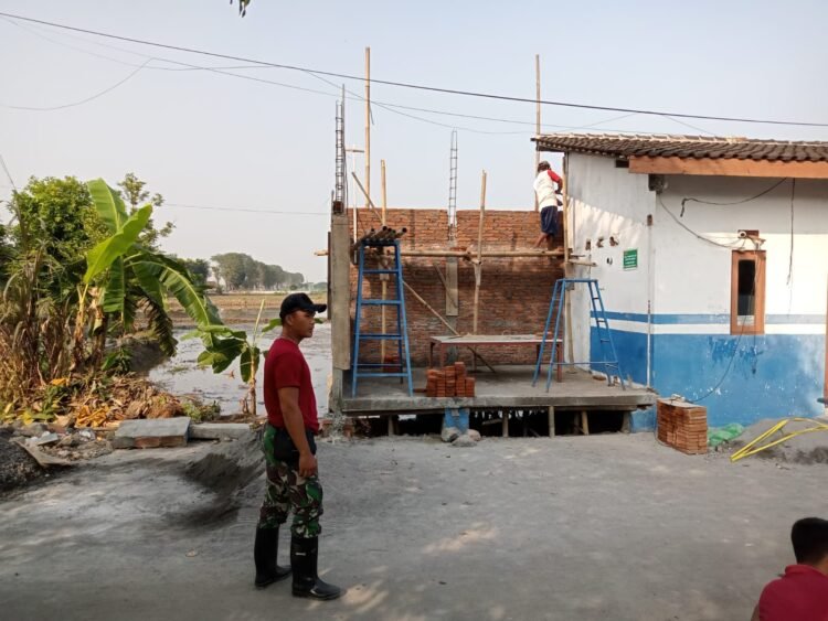 Satgas TMMD Ke 120 Kodim 0726/Sukoharjo Bangun Poskamling di lokasi Desa Wirun, Kecamatan Mojolaban Rabu (22/05/2024) (Dok. Agus)