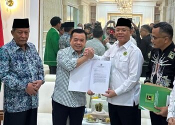 Penyerahan surat rekomendasi oleh Plt Ketum PPP Muhammad Mardiyono kepada Al Haris dan Abdullah Sani di DPP PPP, Rabu (22/5/2024). (Dok. Jernih)