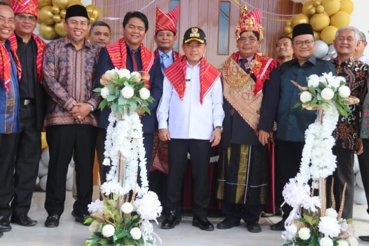 Poto bersama Al haris usai Resmikan Gedung Gereja GBKP di Kota Baru, Minggu (26/05/2024). (Foto: Agus - Kominfo)