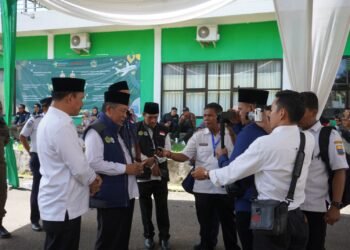 Wagub Sani saat melepas 449 JCH Provinsi Jambi di Asrama Haji Kota Baru Jambi, Rabu (05/06/2024) (dok.agus - Kominfo)
