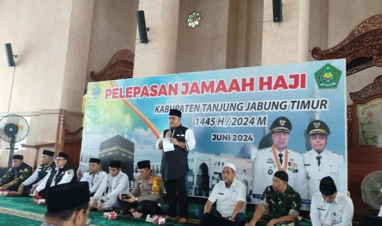 Wabup Robby Lepas 142 CJH Kabupaten Tanjab Timur di Masjid Agung Nur-Addarojat, pada Rabu (05/06/2024) (Dok.Yudha)