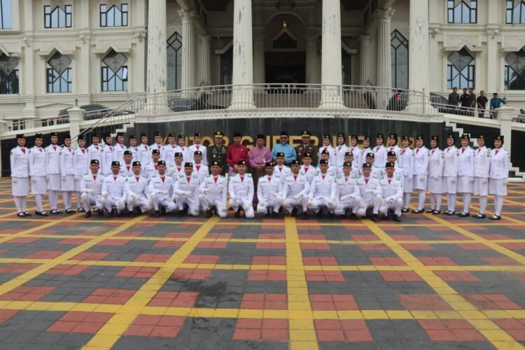 Poto bersama Wagub Sani usai  Upacara Hari Lahir Pancasila di Halaman Kantor Gubernur Jambi, Sabtu (01/06/2024)(Foto: Agus - Kominfo)