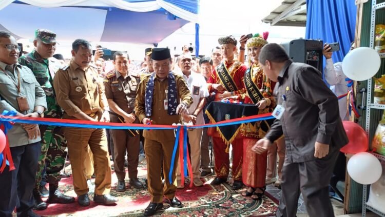 Gubernur Al Haris Resmikan Toko TPID di Pasar Siulak Kerinci, Senin (03/06/2024). (Dok. Kominfo)