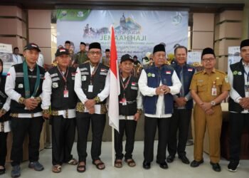 Wagub Sani saat Lepas 450 Jemaah Calon Haji Kloter 22 di Asrama Haji Kota Baru Jambi, Senin (03/06/2024) (Foto: Novriansah - Kominfo)