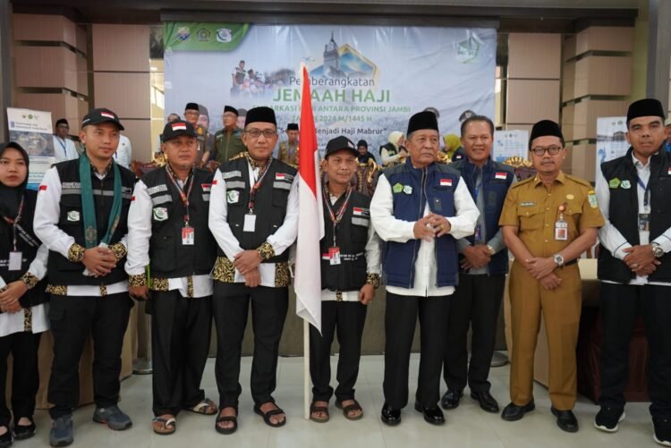 Wagub Sani saat Lepas 450 Jemaah Calon Haji Kloter 22 di Asrama Haji Kota Baru Jambi, Senin (03/06/2024) (Foto: Novriansah - Kominfo)