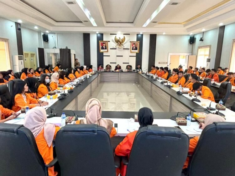 Edi Purwanto saat memberikan Materi Kuliah kepada 84 Mahasiswa Fakultas Hukum UNJA, Selasa siang (4/6) di Ruang Banggar DPRD Provinsi Jambi (Dok. Humas - Hadian)