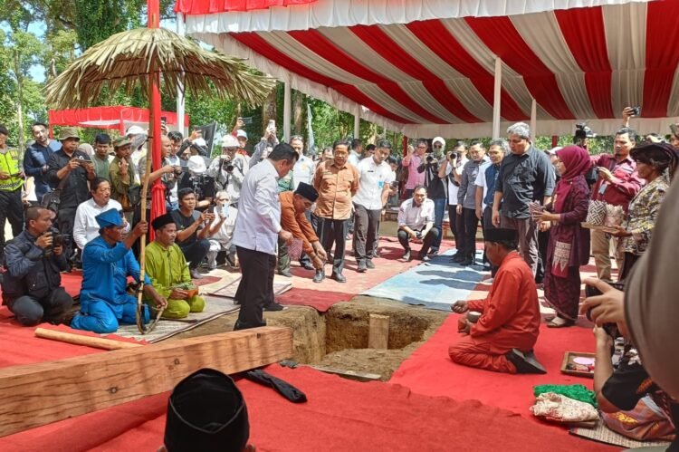 Al Haris Lakukan Peletakan Emas Prosesi Tegak Tiang Tuo di kawasan Candi Muaro Jambi, Kabupaten Muaro Jambi, Provinsi Jambi, Rabu (05/2024). (Dok. Riky)