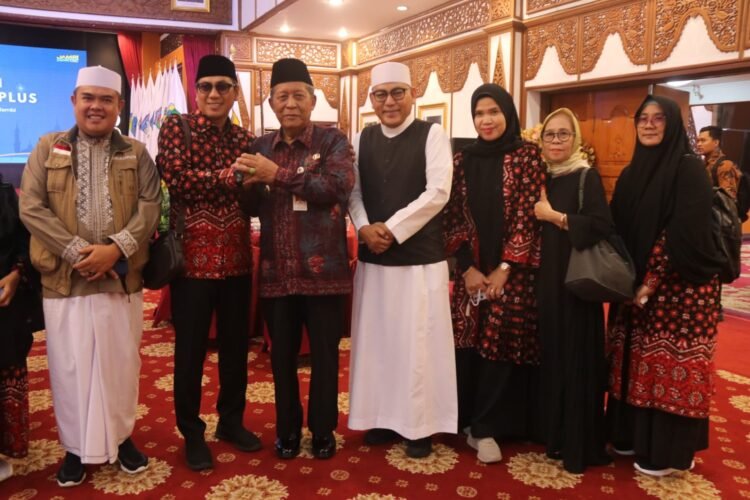 Poto bersama pada pelepasan 66 JCH PT. Mumtaz Sabila Mabrur di Auditorium Rumah Dinas Gubernur Jambi, Jum'at (07/06/2024). (Foto: Agus - Kominfo)