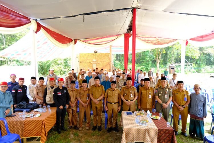 Poto bersama Wagub usai membuka Diskusi Kajian Umum Panduan Fiqih dan Tehnik Sembelih Hewan di Pondok Pesantren Daarudda’wah Ba'alawi Hasani Jambi Tulo, Selasa (11/06/2024). (Foto: Sobirin - Kominfo)