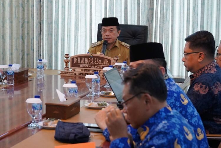 Gubernur Al Haris saat memoimpin rapat TPID se-Provinsi Jambi, di ruang virtual rumah dinas Gubernur Jambi, Selasa (11/06/2024) (Foto: Erict - Kominfo)