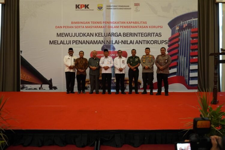 Potp bersama Wagub Sani pada acara Bimtek Peningkatan Kapabilitas dan Peran Serta Masyarakat Dalam Pemberantasan Korupsi yang diselenggarakan di Swiss BelHotel Jambi, Rabu (12/06/2024) (Foto: Novriansah - Kominfo)
