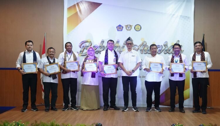 Poto bersama usai Penyerahan penghargaan oleh kepala Bea Cukai Jambi, Wijang Abdilah di Aula KPPBC TMP, Rabu (12/06/2024). (Dok. Yudha)