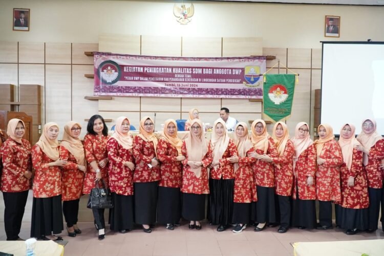 Poto bersama pada kegiatan peningkatan kualitas SDM bagi anggota Dharma Wanita Persatuan di Aula DWP Provinsi Jambi, Kamis (13/06/2024) (Foto: Harun - Kominfo)