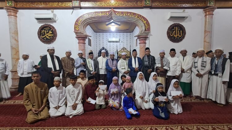 Wagub Sani saat menghadiri kegiatan Subuh Keliling di Masjid Babussalam, Kota Jambi, Jum’at (14/06/2024) (Dok.Sapra - Kominfo)