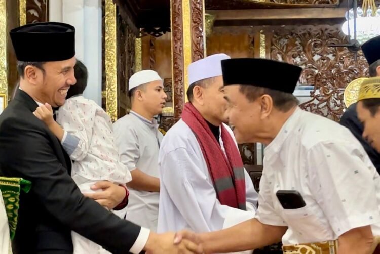 Ketua DPRD Jambi Beserta Keluarga Shalat Idul Adha di Masjid Al Falah Jambi, Senin (17/6). (Dok. hadian - Humas)