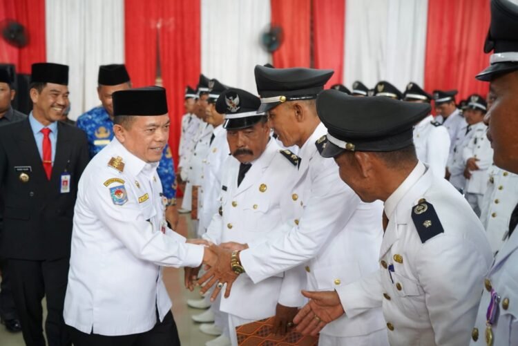 Gubernur saat menghadiri Pengukuhan Perpanjangan Masa Jabatan Kepala Desa di Gedung Serba Guna, Kabupaten Muaro Jambi, Rabu (19/06/2024). (Foto: Novriansah - Kominfo)