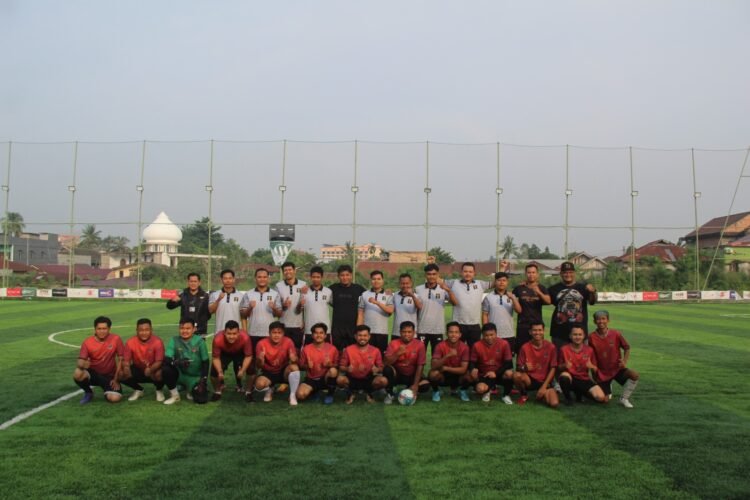 Poto bersama Siwo PWI Kota Jambi dan Lapas Jambi pada Laga Persahabatan Mini Soccer, di Lapangan JBC, Minggu pagi (23/06/2024). (Dok. PWI Kota)