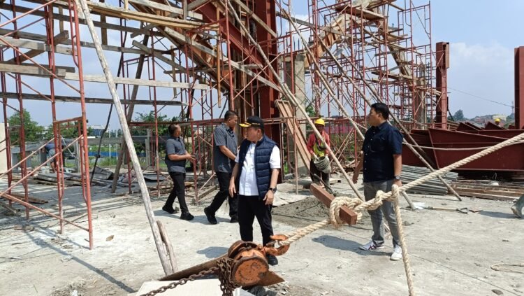 Gubernur Jambi Al Haris melakukan Sidak ke proyek pembangunan Islamic Center di depan Bandara Sultan Thaha, Minggu (23/06/2024). (Dok. Riky)