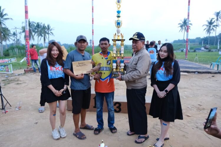 Wagub Sani Serahkan Tropi dan Uang Pembinaan kepada Pemenang Lomba Merpati Kolong di Lapak Jambi 98 Paal Lima, Kota Jambi, Minggu (23/06/2024) (Foto: Reno - Kominfo)