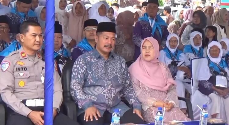 Bupati Kerinci Monadi menyampaikan sambutan dan doa saat melepas 291 calon jemaah haji Kloter 18 asal Kabupaten Kerinci di Lapangan Kantor Bupati Bukit Tengah, Siulak, Minggu (18/5/2025).
(Foto: Dok. Pemkab Kerinci)