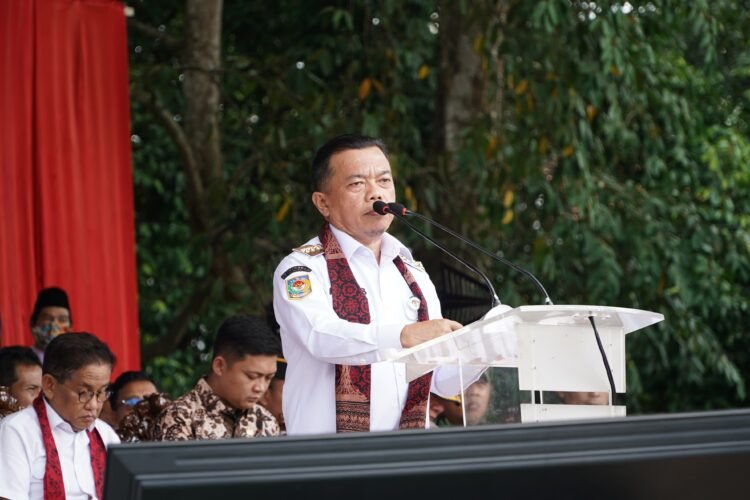 Gubernur Al Haris, menyampaikan sambutan dalam pelantikan Ketua RT se-Kota Jambi periode 2025–2030 yang digelar di Lapangan Kantor Wali Kota Jambi, Rabu (21/5/2025) (Foto: Agus Supriyanto/Diskominfo Provinsi Jambi)