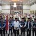 Asisten III Sekda Provinsi Jambi, Jangcik Mohza, saat melepas secara resmi Jemaah Calon Haji Kloter 20 Provinsi Jambi di Asrama Haji Kota Baru, Kamis (21/5/2025). (dok. erut - kominfo)