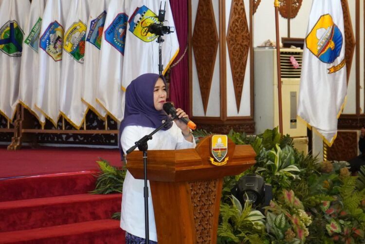 Ketua TP-PKK Provinsi Jambi, Hj. Hesnidar Haris, memberikan sambutan usai melantik Ketua TP-PKK, TP-Posyandu, Dekranasda, dan Bunda PAUD Kabupaten Bungo di Auditorium Rumah Dinas Gubernur Jambi, Senin (26/5/2025). (dok, Erit Kominfo)