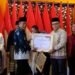 Wakil Gubernur Jambi Abdullah Sani menyerahkan piagam penghargaan kepada penerima Muzakki Konsisten dalam Rakorda BAZNAS Provinsi Jambi Tahun 2025 di Auditorium Rumah Dinas Gubernur Jambi, Senin (13/10/2025) (Dok. Erit - Kominfo)
